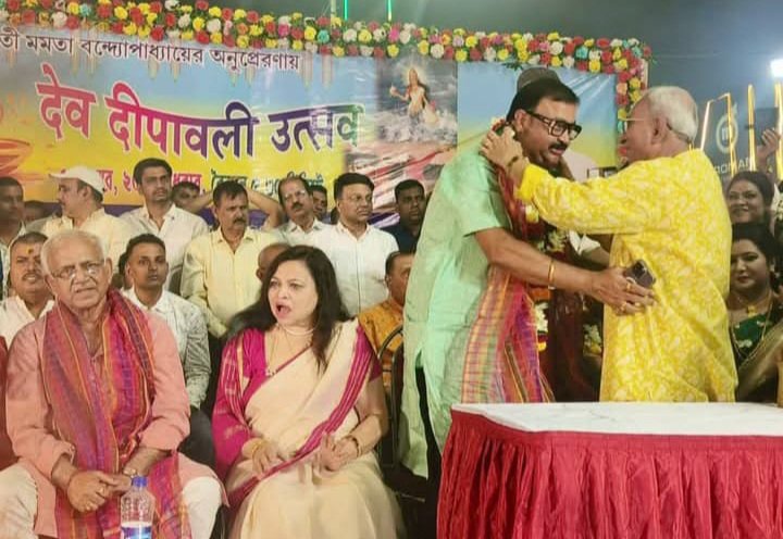 উত্তর কলকাতার ভূতনাথ মন্দির সংলগ্ন গঙ্গার ঘাটে পৌর প্রতিনিধি বিজয় উপাধ্যায়ের পরিচালনায় পালিত হলো দেব দীপাবলি