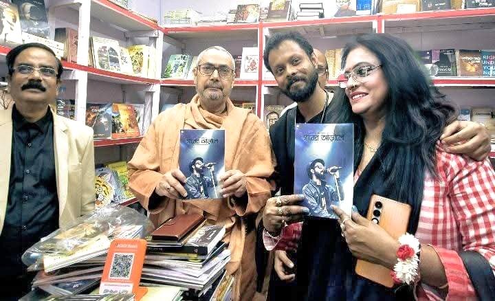 संगीतकार और गीतकार इमोन मुखर्जी की पहली किताब, “बिहाइंड द सॉन्ग्स” इस साल कोलकाता बुक फेयर में पब्लिश हुई