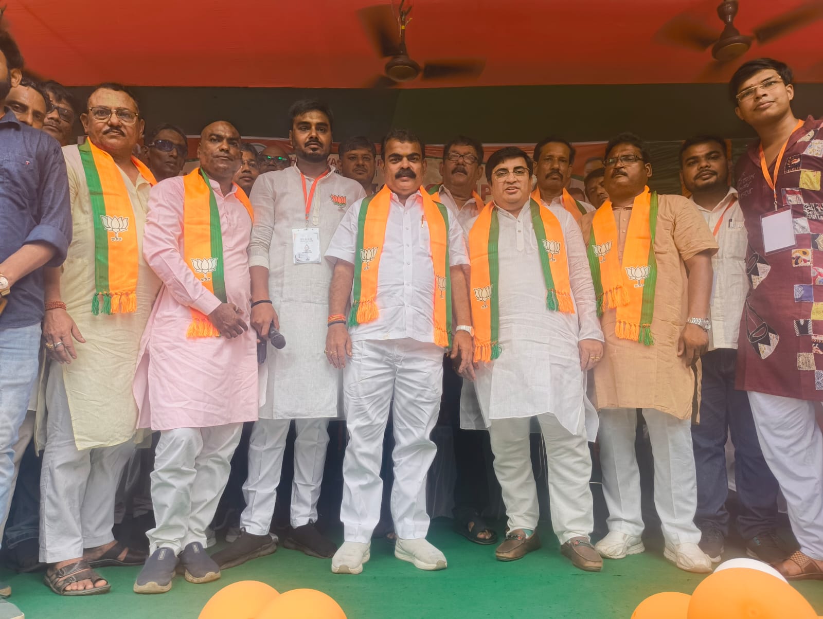 युवा मोर्चा ने केशव चंद्र सेन स्ट्रीट में एक बड़ा ब्लड डोनेशन कैंप लगाया, जिसमें 27 महिलाओं समेत 132 लोगों ने ब्लड डोनेट किया