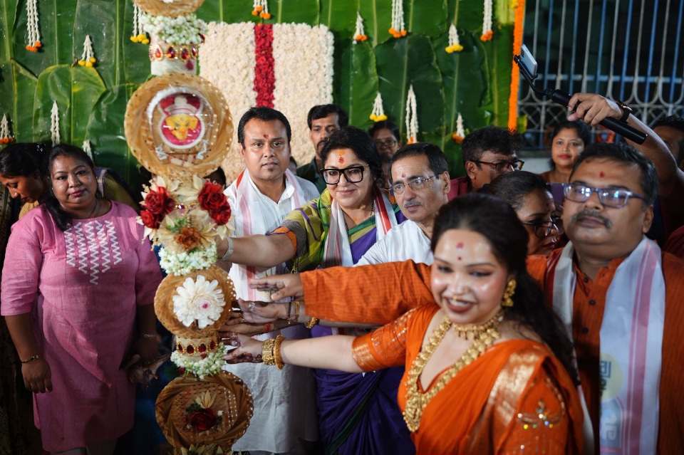 चोरेबागान सर्बोजनिन दुर्गोत्सव समिति ने अपने 91वें साल की शुरुआत खूटी पूजा और “अकाल बोधन” थीम के साथ की